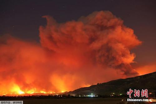 美加州多地爆火灾数万人撤离 火势难阻进入紧急状态