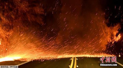 美加州多地爆火灾数万人撤离 火势难阻进入紧急状态