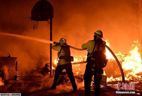 美加州多地爆火灾数万人撤离 火势难阻进入紧急状态