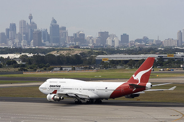 1200px-Qantas_Boeing_747-400_at_Sydney_airport.jpg,0