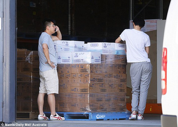 47003F3500000578-5154033-Two_men_seemingly_discuss_their_large_order_of_a_pallet_of_baby_-a-32_1512611347381.jpg,0