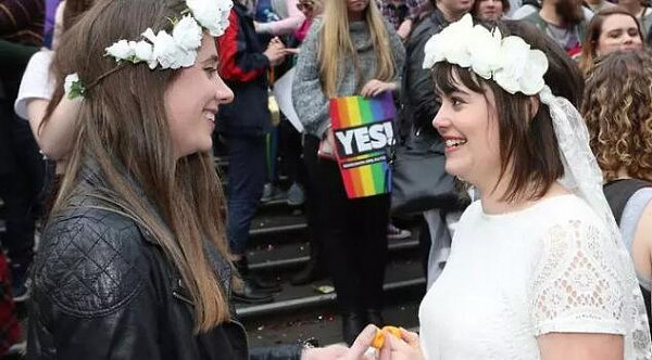 多数票通过！澳洲同性婚姻今天正式合法化！最早1月8日可注册结婚！这是澳洲历史性一刻！现场人们相拥欢呼到炸裂！ - 23