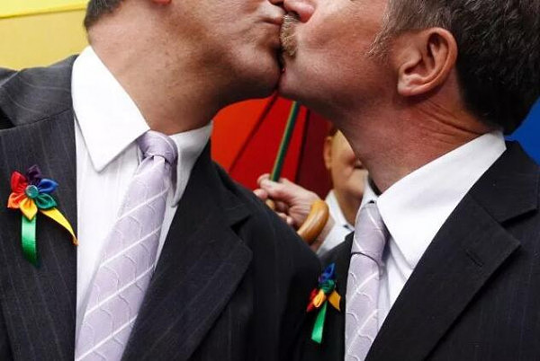 多数票通过！澳洲同性婚姻今天正式合法化！最早1月8日可注册结婚！这是澳洲历史性一刻！现场人们相拥欢呼到炸裂！ - 27