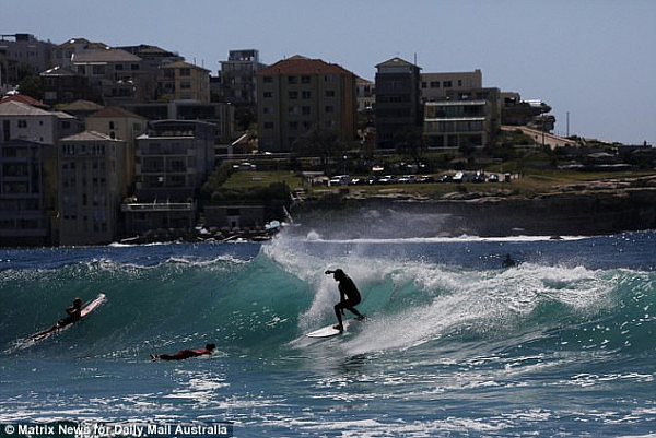 47103B9F00000578-5154449-There_were_plenty_of_surfers_making_the_most_of_the_waves_and_th-a-19_1512633580650.jpg,0