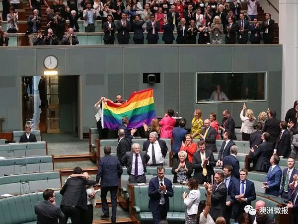 “他说Yes！”昨天，澳洲同性婚姻法案全面通过，澳大使当场向男友求婚！ - 1