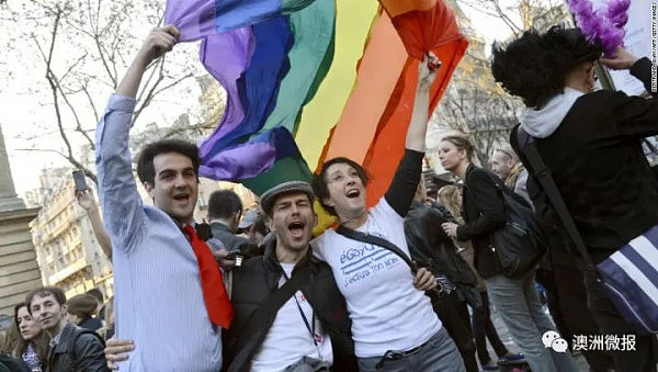 “他说Yes！”昨天，澳洲同性婚姻法案全面通过，澳大使当场向男友求婚！ - 2