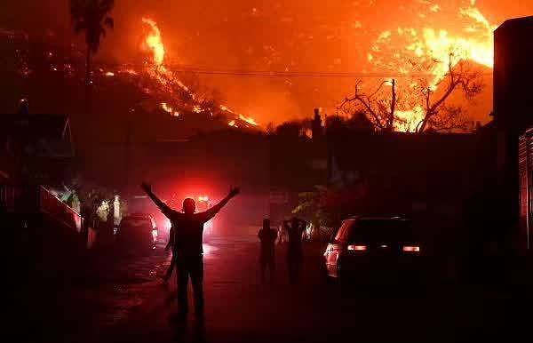 美国恐怖山火犹如末日灾难大片，20万居民被迫撤离！浓烟从太空清晰可见（组图） - 3
