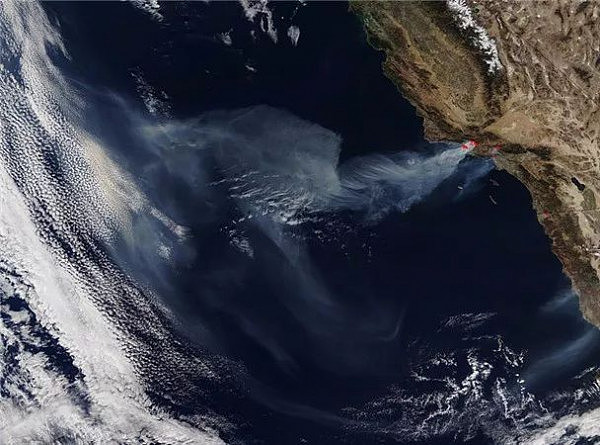 美国恐怖山火犹如末日灾难大片，20万居民被迫撤离！浓烟从太空清晰可见（组图） - 14