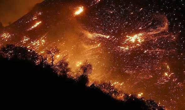 美国恐怖山火犹如末日灾难大片，20万居民被迫撤离！浓烟从太空清晰可见（组图） - 16