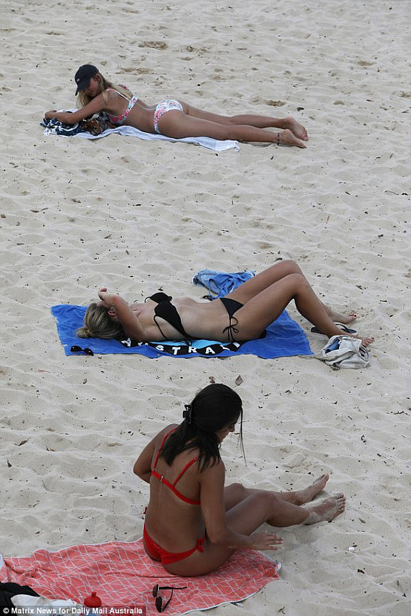 可以，这很Bondi！比基尼美女悉尼海滩练瑜伽 倒立摆拍成靓丽风景线！（图） - 9