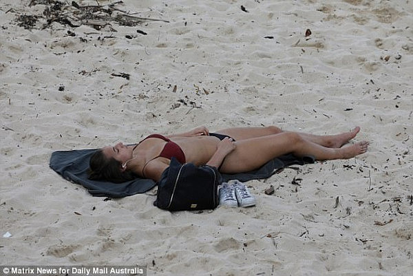 可以，这很Bondi！比基尼美女悉尼海滩练瑜伽 倒立摆拍成靓丽风景线！（图） - 10
