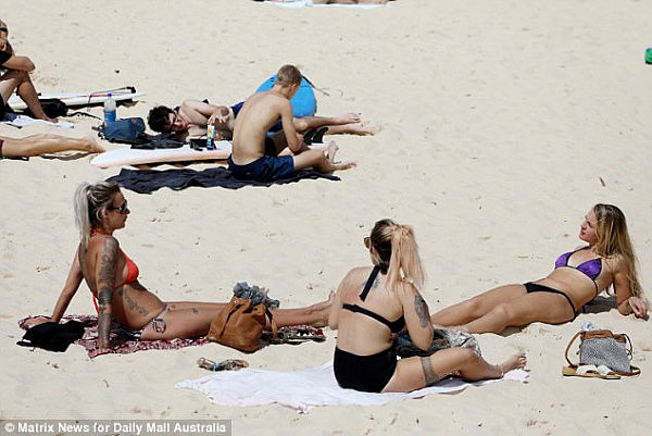 可以，这很Bondi！比基尼美女悉尼海滩练瑜伽 倒立摆拍成靓丽风景线！（图） - 13
