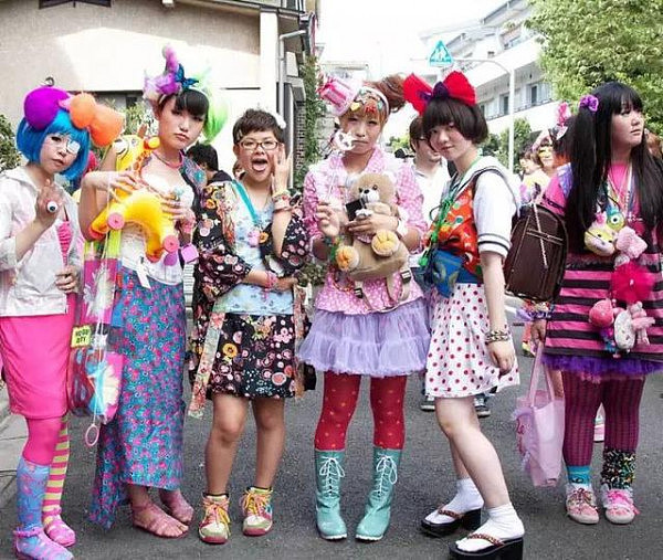 这个中国妹子在京都街头穿了一身汉服，被日本群众围观惊叹美的像个仙女！