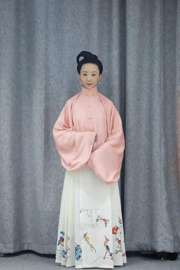 这个中国妹子在京都街头穿了一身汉服，被日本群众围观惊叹美的像个仙女！