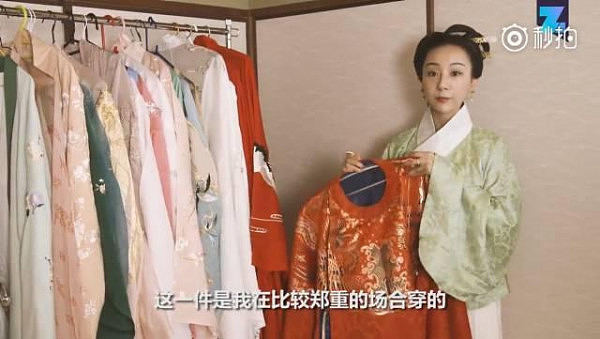 这个中国妹子在京都街头穿了一身汉服，被日本群众围观惊叹美的像个仙女！