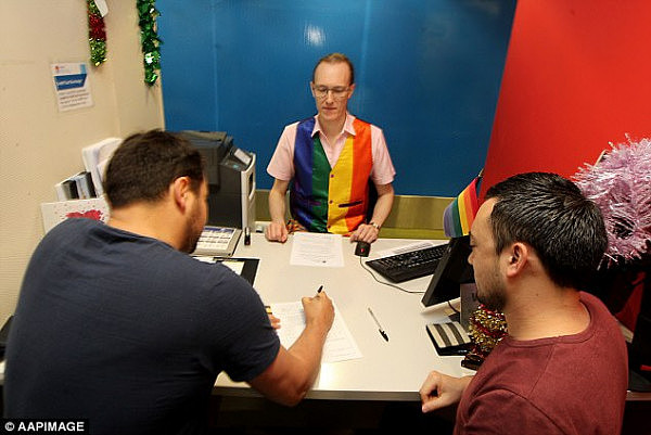 昨天，悉尼婚姻登记处前排起长龙！新州第一对合法男同性和女同性伴侣诞生！ - 1