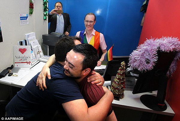 昨天，悉尼婚姻登记处前排起长龙！新州第一对合法男同性和女同性伴侣诞生！ - 2