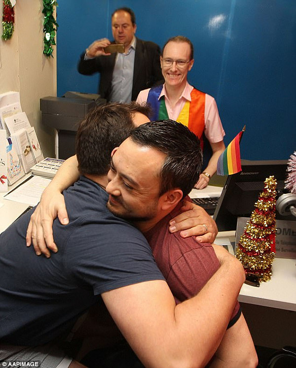 昨天，悉尼婚姻登记处前排起长龙！新州第一对合法男同性和女同性伴侣诞生！ - 3