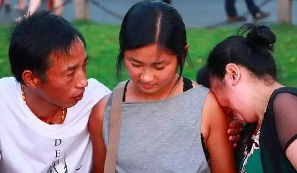 被遗弃的中国女孩21年后从美国赶来与亲生父母断桥相会...却满满都是尴尬！ - 8