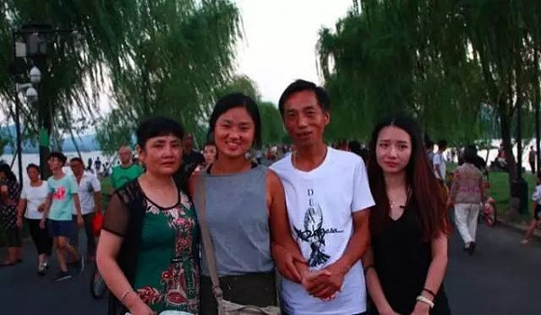 被遗弃的中国女孩21年后从美国赶来与亲生父母断桥相会...却满满都是尴尬！ - 9