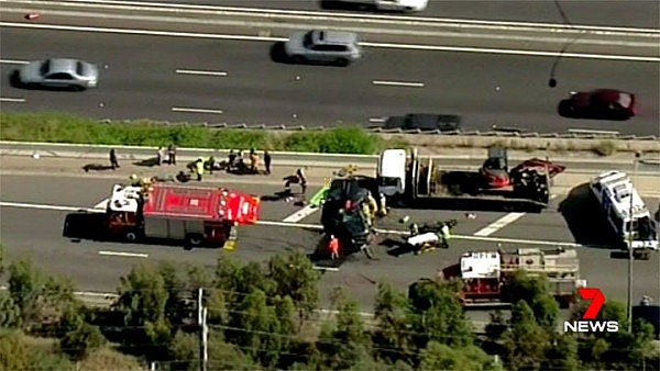 11车相撞，12人受伤一人生命垂危！墨尔本发生超大型车祸，Sydney Road全线关闭！ - 2