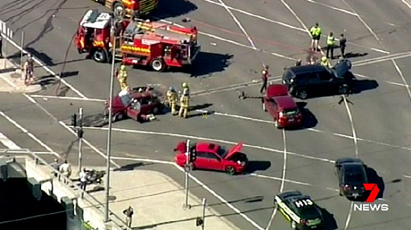 11车相撞，12人受伤一人生命垂危！墨尔本发生超大型车祸，Sydney Road全线关闭！ - 1