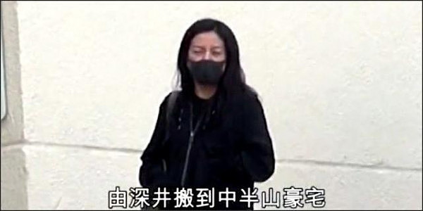 赵薇憔悴返港陪女儿，全家迁往月租7万新居，其夫黄有龙不见踪影