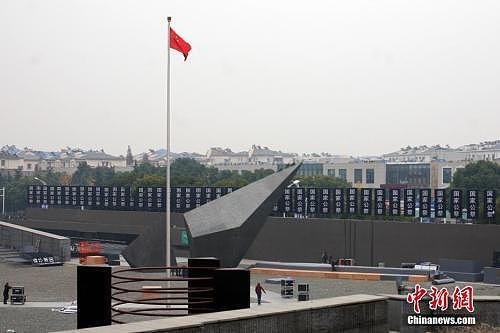 12月7日，侵华日军南京大屠杀遇难同胞纪念馆内开始悬挂“国家公祭”的标语。12月13日是国家公祭日，届时南京将举行悼念、和平集会、烛光祭等活动。中新社记者 泱波 摄