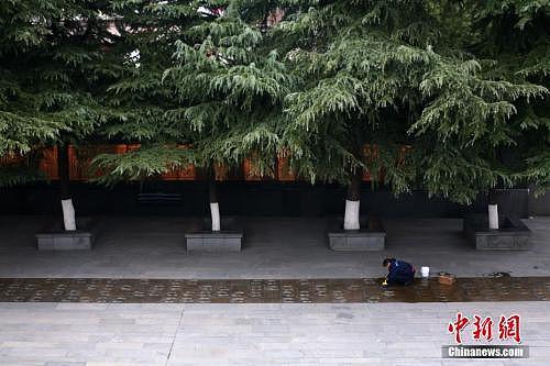 12月7日，侵华日军南京大屠杀遇难同胞纪念馆内的工作人员擦拭幸存者脚印铜板路。12月13日是国家公祭日，届时南京将举行悼念、和平集会、烛光祭等活动。中新社记者 泱波 摄