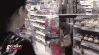 除了抢奶粉，还有藏奶粉！澳洲妈妈超市实拍：疑似华人情侣正把奶粉藏在货架后！澳媒：“代购是中国的黑市”（视频） - 6