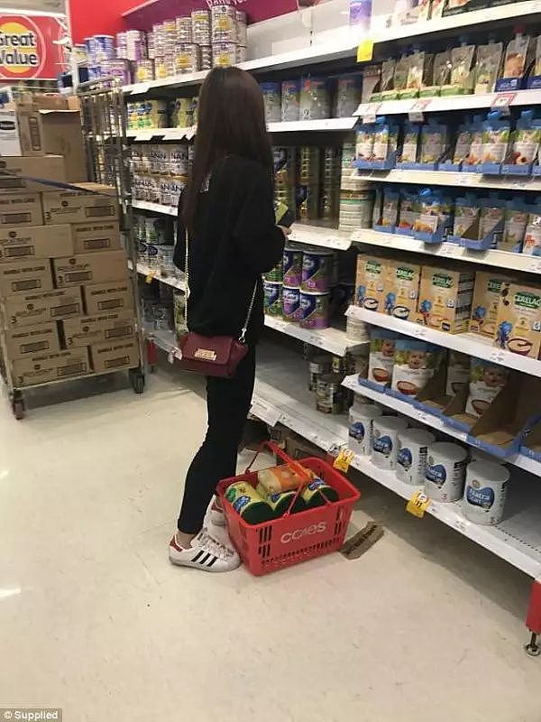 除了抢奶粉，还有藏奶粉！澳洲妈妈超市实拍：疑似华人情侣正把奶粉藏在货架后！澳媒：“代购是中国的黑市”（视频） - 8