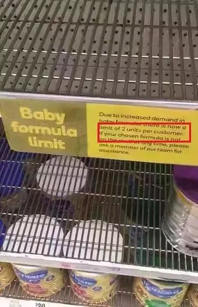 除了抢奶粉，还有藏奶粉！澳洲妈妈超市实拍：疑似华人情侣正把奶粉藏在货架后！澳媒：“代购是中国的黑市”（视频） - 10
