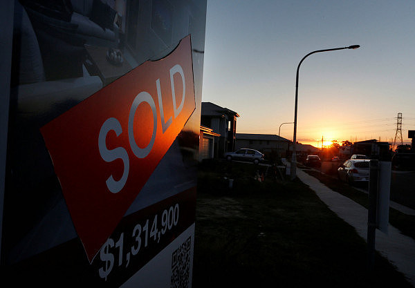 FILE PHOTO: New homes and land for sale are pictured in southern Sydney August 14, 2014.        REUTERS/Jason Reed/File Photo