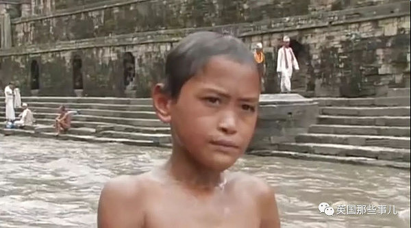尼泊尔通往天堂的河上，有一群“神的孩子” 然而，他们的生活，却像孤儿一样凄凉 - 8