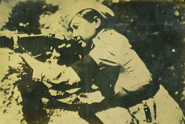 日军随军记者拍摄：惨遭日军掠夺到军营的中国女孩 面容充满恐慌 - 4