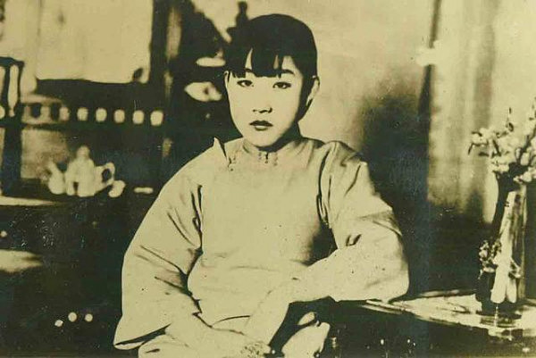 日军随军记者拍摄：惨遭日军掠夺到军营的中国女孩 面容充满恐慌 - 6