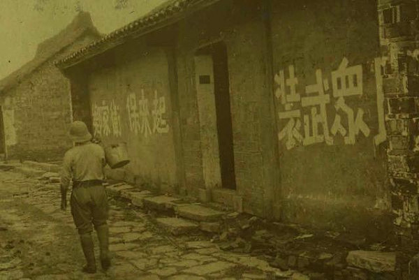 日军随军记者拍摄：惨遭日军掠夺到军营的中国女孩 面容充满恐慌 - 7