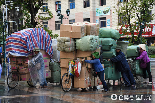 越南人来华猛扫国货 自行车能驮3000斤货（组图） - 1