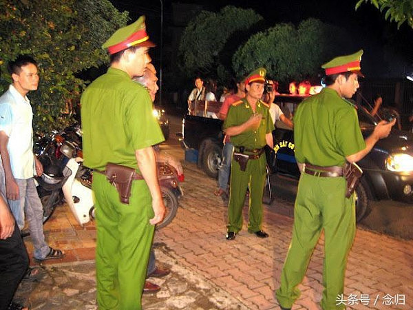 直击越南警察红灯区扫黄全过程，个个配备AK47，现场不堪入目 - 7