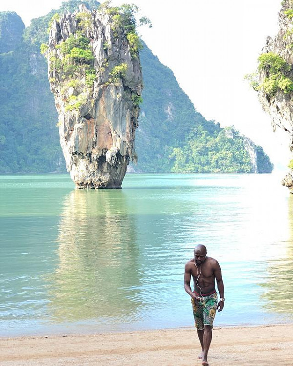 拳王梅威瑟在中国赚足钱后，去泰国享受，游山玩水身边美女如云