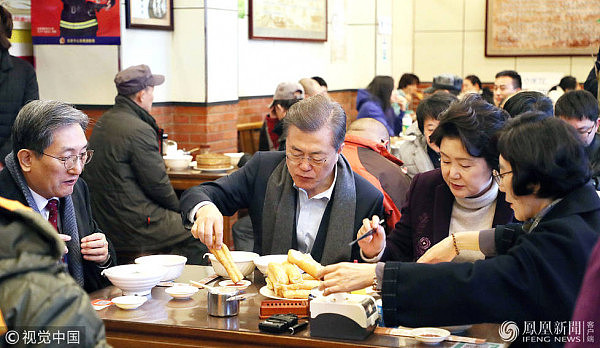韩国总统文在寅夫妇在北京吃完中式早餐后想手机支付，结果…(组图) - 3