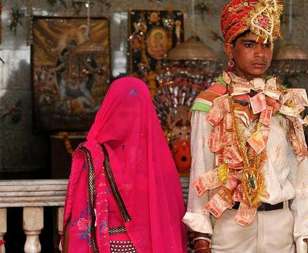 印度15岁男孩被迫娶寡嫂为妻，婚礼后上吊自杀，起因为嫁妆纠纷