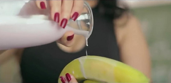 埃及女歌手在MV中吃香蕉，因太性感被判入狱两年（视频） - 3