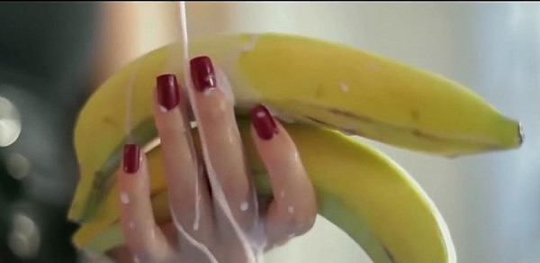 埃及女歌手在MV中吃香蕉，因太性感被判入狱两年（视频） - 5