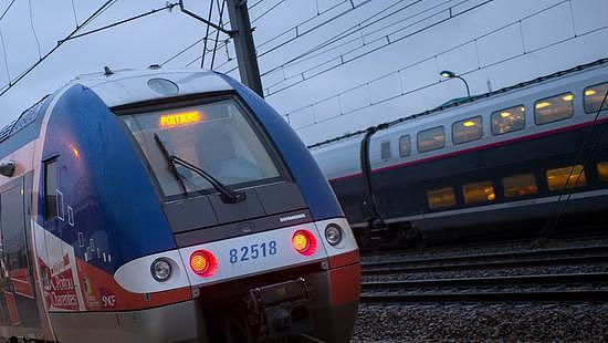 法国南部发生校车火车相撞事故 已致4人死亡