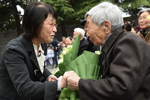 日本女教师讲南京大屠杀真相，被降职降薪，右翼怒骂：你骗学生