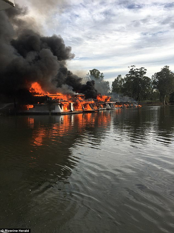 47574AFA00000578-5181241-Ten_lavish_houseboats_were_destroyed_as_a_fire_spread_through_Mo-a-21_1513293282935.jpg,0