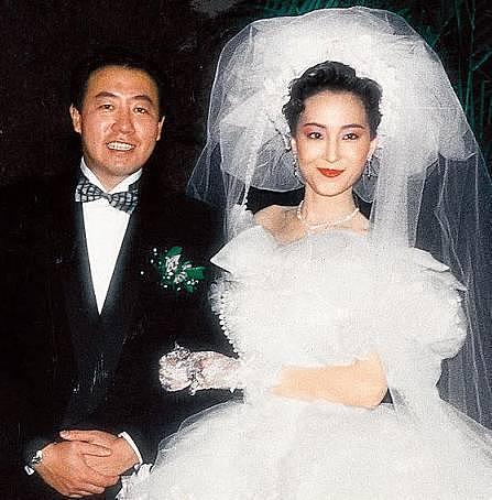她是香港一代名媛社交皇后，曾打败关之琳嫁富商，如今却因癌症毁容 - 14