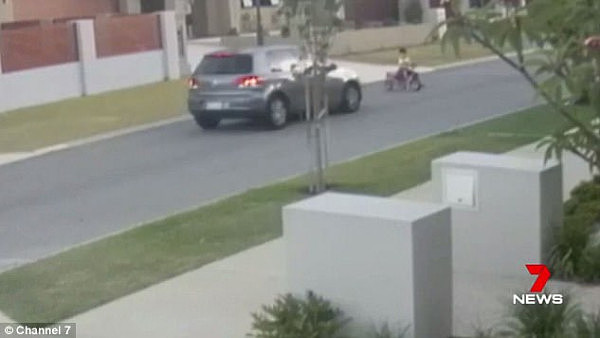 惊险！澳华裔男童在自家门口被汽车撞飞 所幸无生命危险（组图/视频） - 1