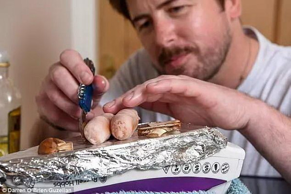 英国男子在酒店用熨斗做美食，一周能节省2000元开支
